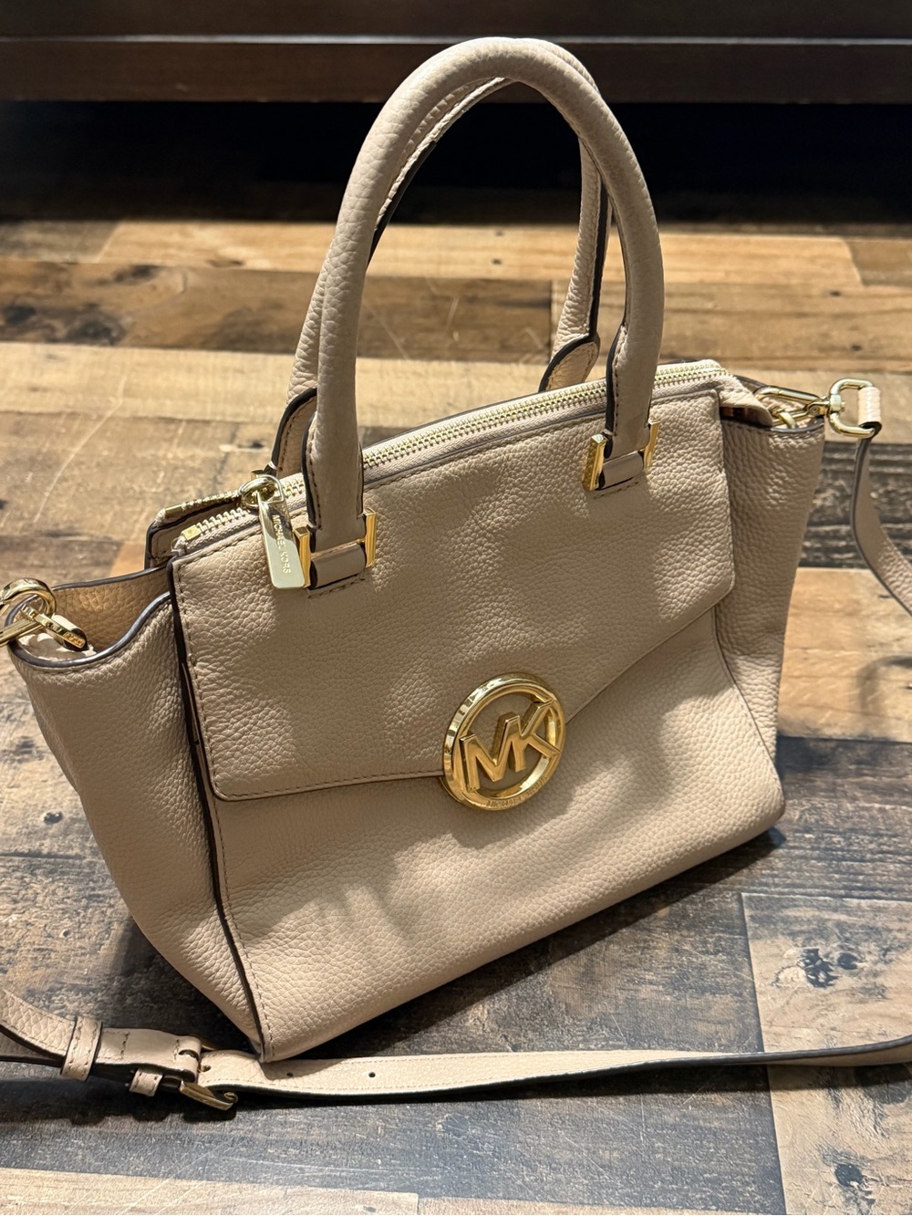 Michael Kors Hudson Medium Leather Satchel with Gold Hardware - Picture 4 of 9